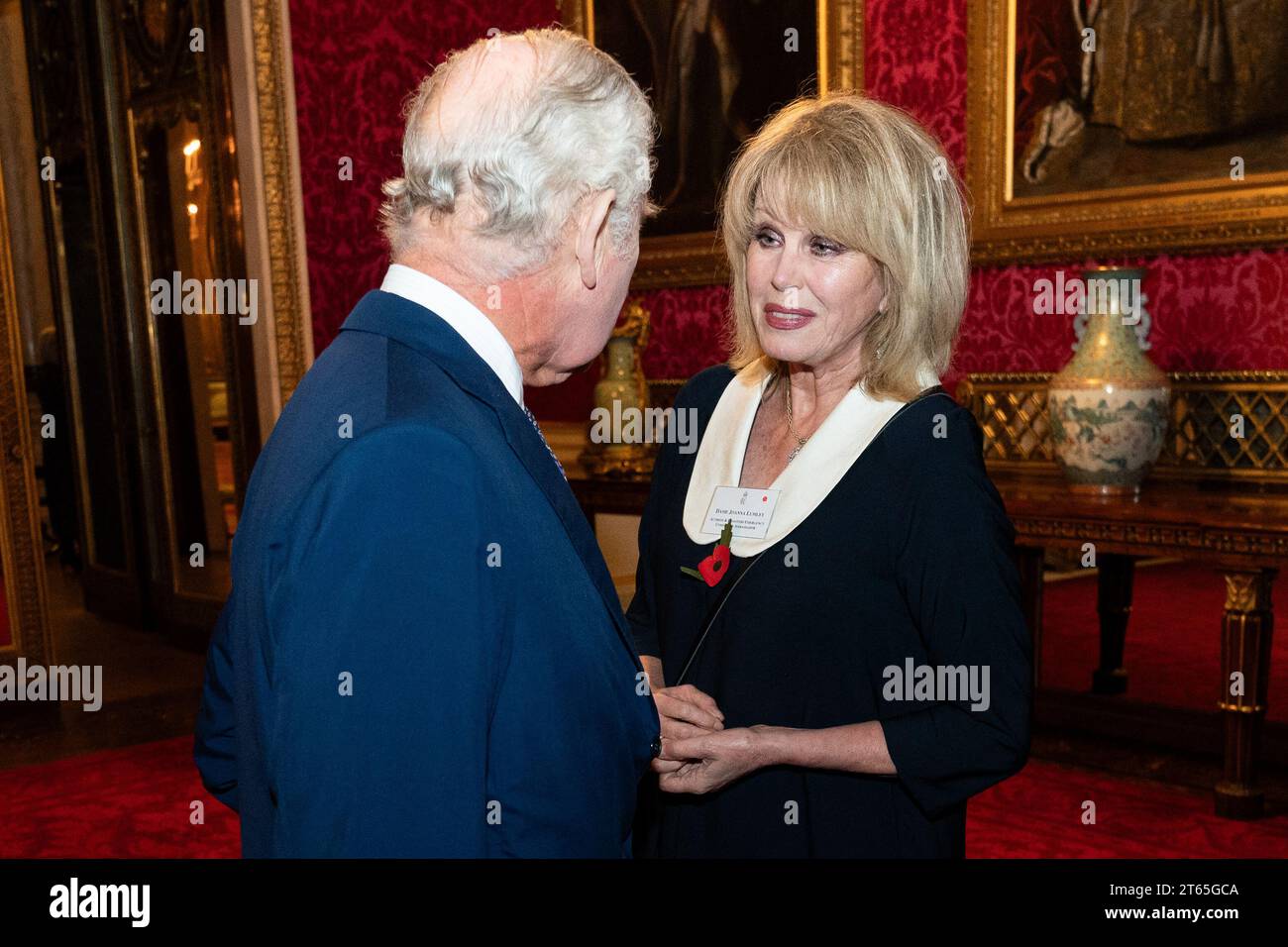 König Karl III. Mit Joanna Lumley während eines Empfangs im Buckingham Palace, Zentrum von London, um den Beitrag Großbritanniens zu humanitären Bemühungen in der ganzen Welt anzuerkennen und 60 Jahre des Katastrophennotfallkomitees zu feiern. Bilddatum: Mittwoch, 8. November 2023. Stockfoto