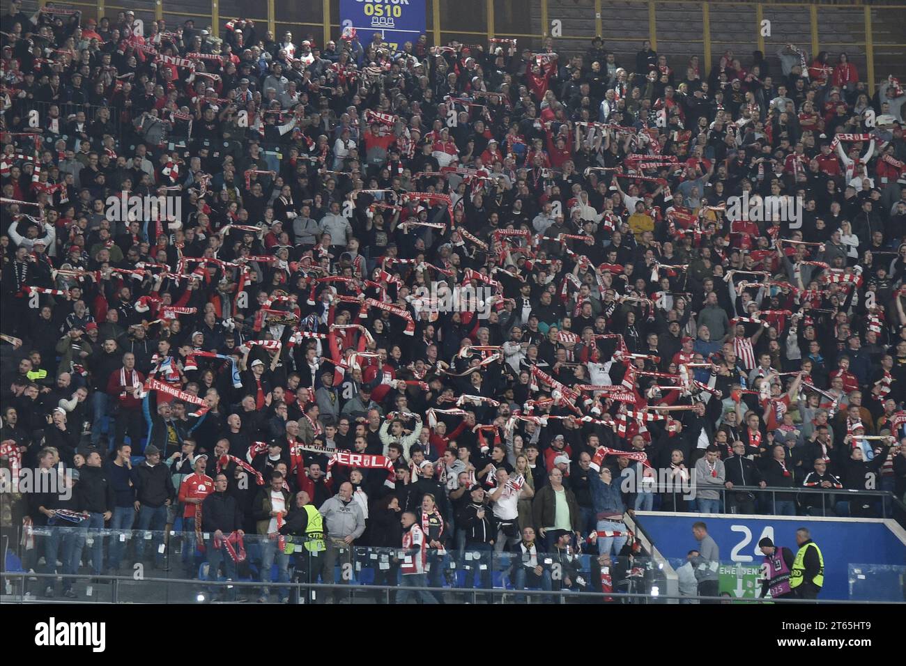 Neapel, Italien. November 2023. Die Kurve der Berliner Fans während der UEFA Champions League zwischen SSC Napoli und FC Union Berlin im Diego Armando Maradona Stadium Credit: Independent Photo Agency/Alamy Live News Stockfoto