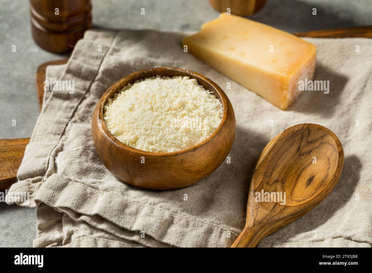 Gesunder weißer geriebener Parmesankäse in einer Schüssel Stockfoto