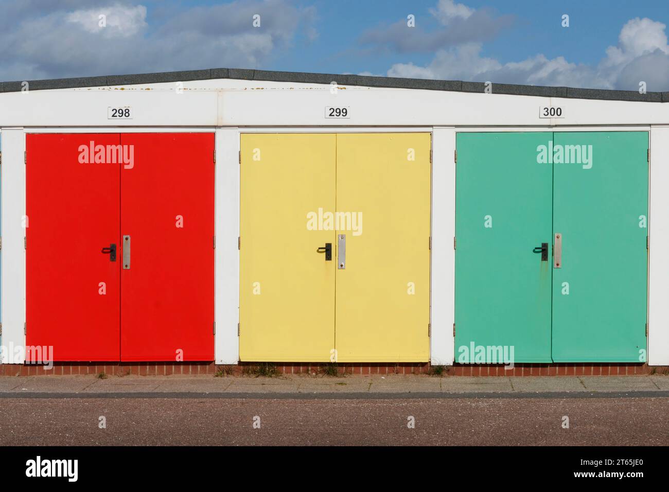 Farbenfrohe rot-gelbe und grüne Strandhütten oder Chalets im Exmouth Devon UK RAG-Bewertungskonzept Stockfoto