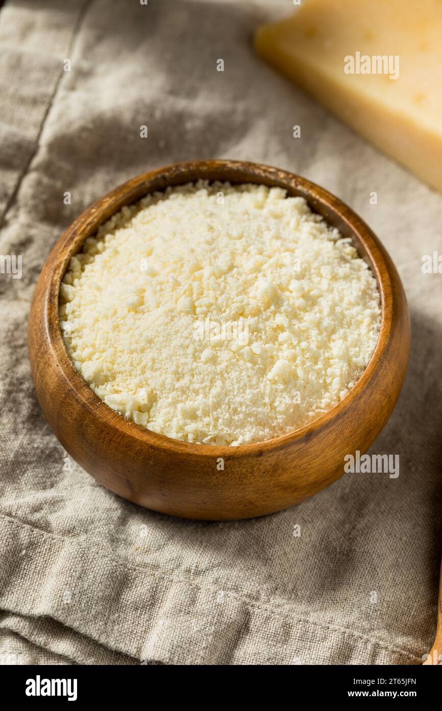 Gesunder weißer geriebener Parmesankäse in einer Schüssel Stockfoto