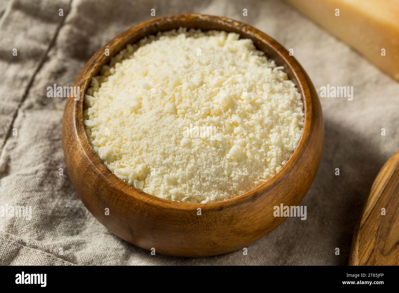 Gesunder weißer geriebener Parmesankäse in einer Schüssel Stockfoto