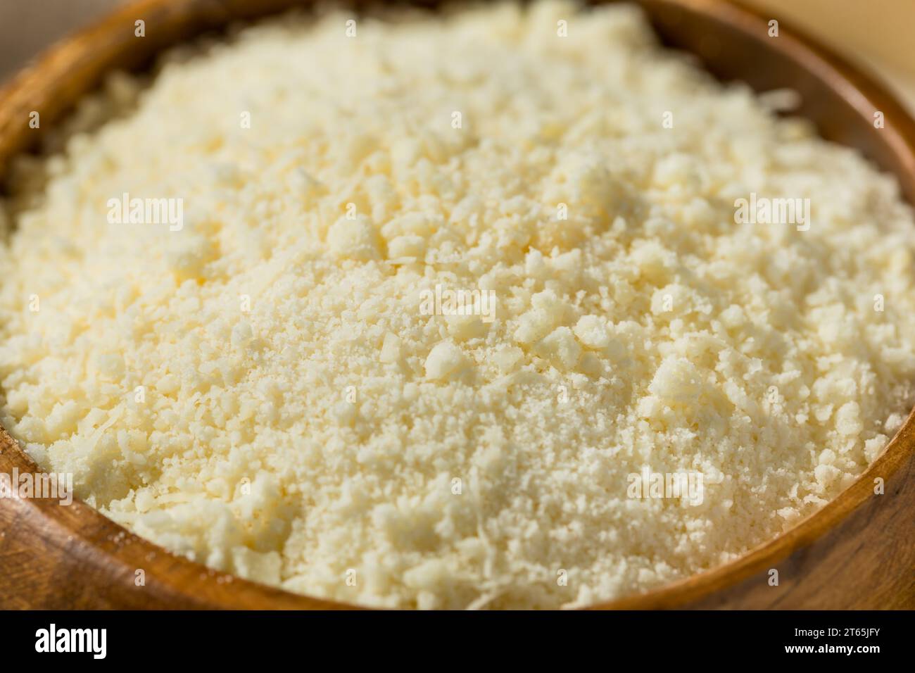 Gesunder weißer geriebener Parmesankäse in einer Schüssel Stockfoto