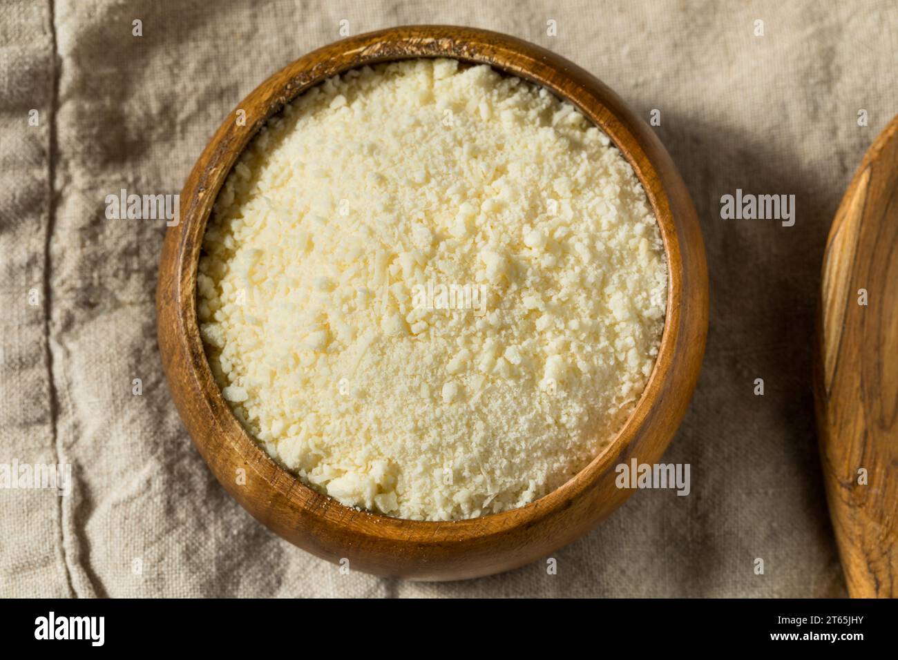 Gesunder weißer geriebener Parmesankäse in einer Schüssel Stockfoto