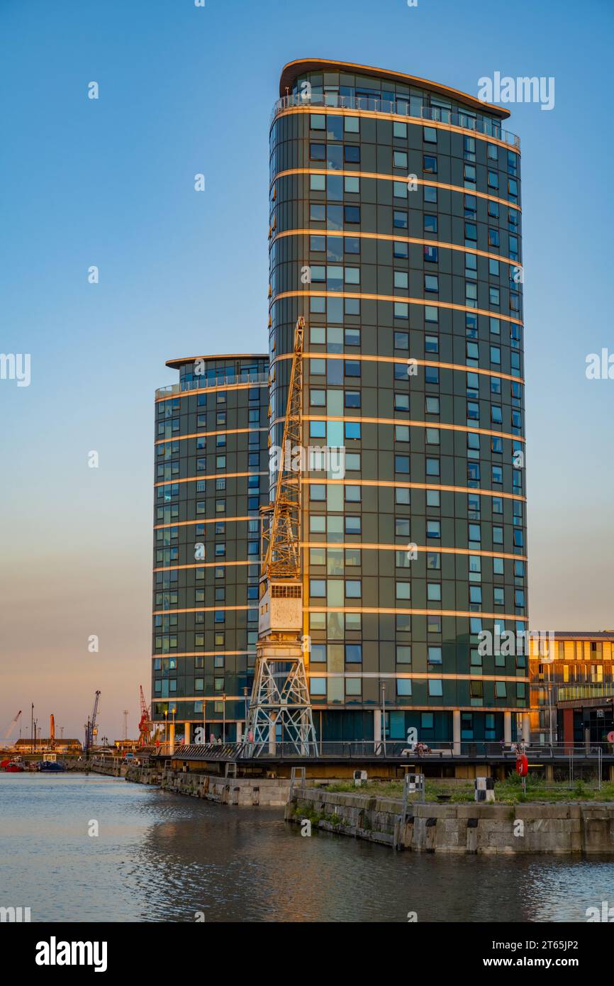 Neue Wohnhäuser an den Docks am Chatham Maritime Marina bei Sonnenuntergang Stockfoto