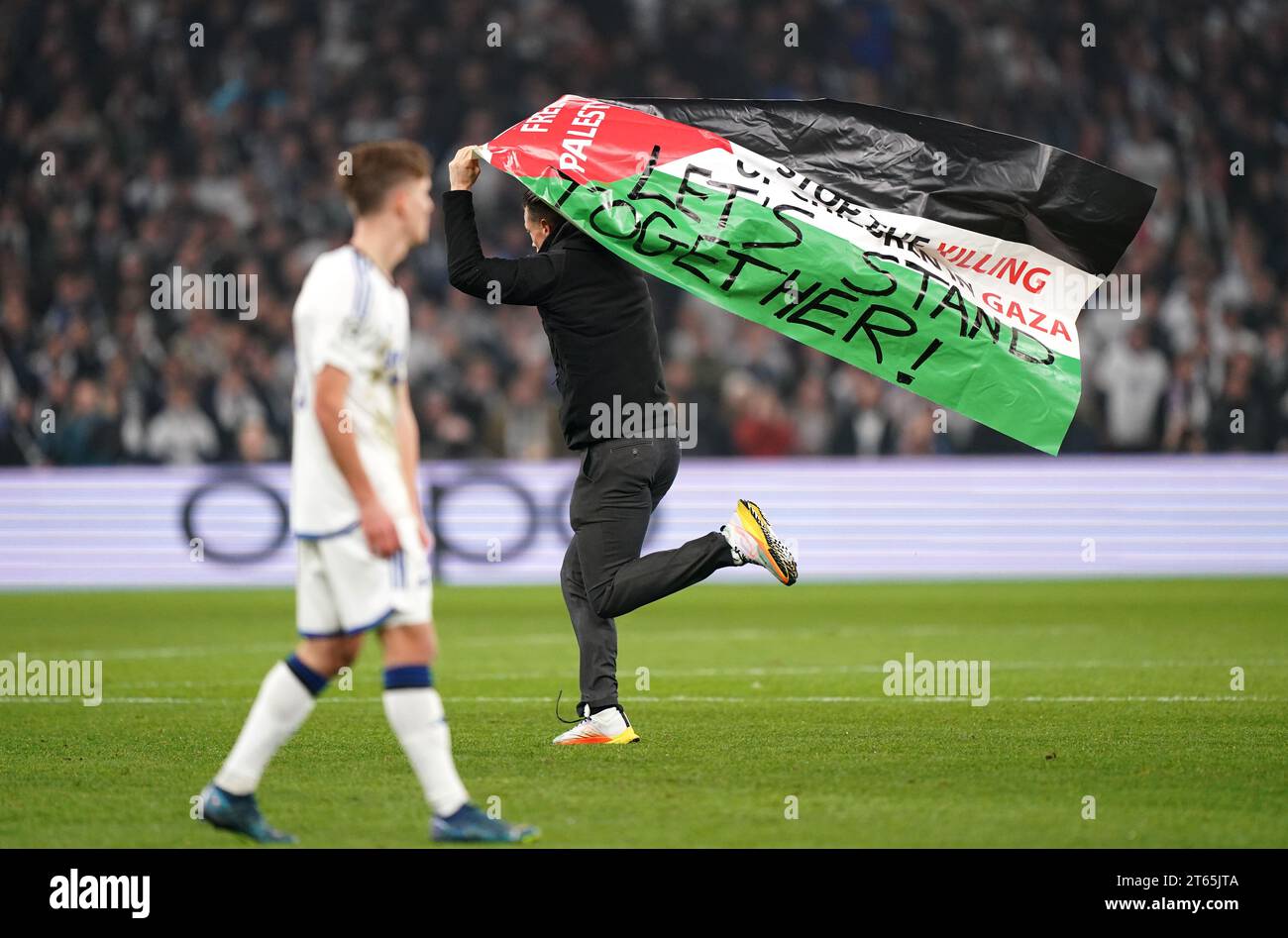Während des Spiels der UEFA Champions League Gruppe A im Parken-Stadion in Kopenhagen schwingt ein Eindringling eine palästinensische Flagge. Bilddatum: Mittwoch, 8. November 2023. Stockfoto