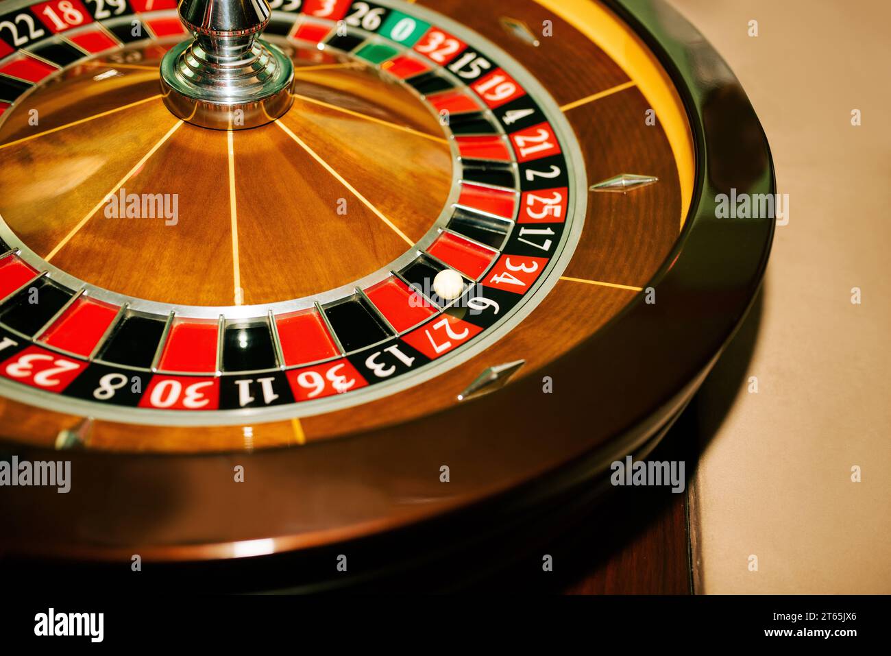 Roulette im Casino auf beigefarbenem Hintergrund, der Ball fiel auf sechs schwarz. Hintergrund für das Gaming-Geschäft. Gewinner, Spaß, Reichtum Konzept. Stockfoto