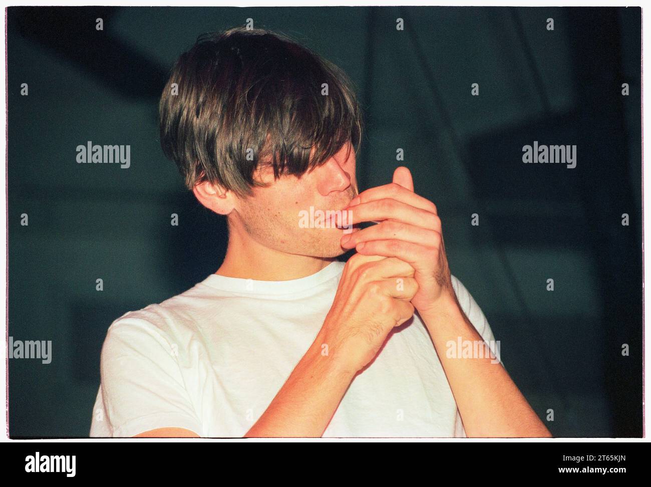 ALEX JAMES, BLUR, 1995: Alex James der Bassist von Blur auf dem Höhepunkt der Britpop-Manie, kurz nachdem Country House Beat Roll mit ihm an die Spitze der Charts der Great Escape Tour in der Cardiff International Arena in Cardiff, Wales, Großbritannien am 5. Dezember 1995. Foto: Rob Watkins Stockfoto