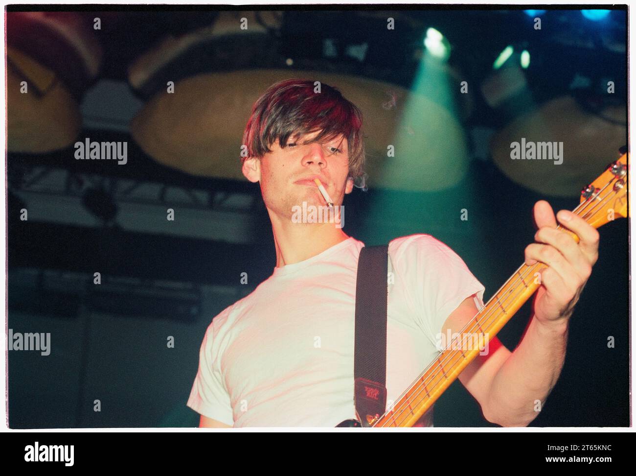 ALEX JAMES, BLUR, 1995: Alex James der Bassist von Blur auf dem Höhepunkt der Britpop-Manie, kurz nachdem Country House Beat Roll mit ihm an die Spitze der Charts der Great Escape Tour in der Cardiff International Arena in Cardiff, Wales, Großbritannien am 5. Dezember 1995. Foto: Rob Watkins Stockfoto