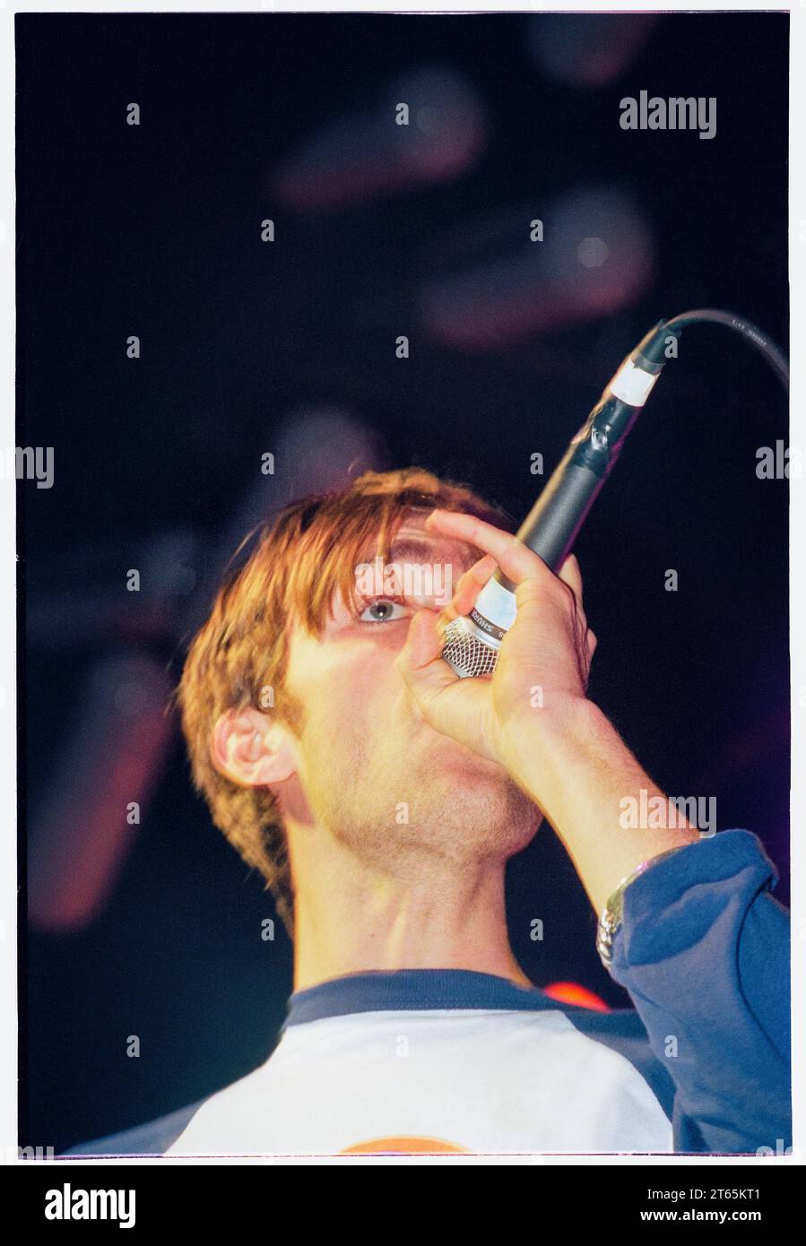 DAMON ALBARN, BLUR, 1995: Damon Alban der Sänger von Blur auf dem Höhepunkt der Britpop-Mania, kurz nachdem Country House am 5. Dezember 1995 auf der Great Escape Tour in der Cardiff International Arena in Cardiff, Wales, Großbritannien, die Spitze der Charts war. Foto: Rob Watkins Stockfoto