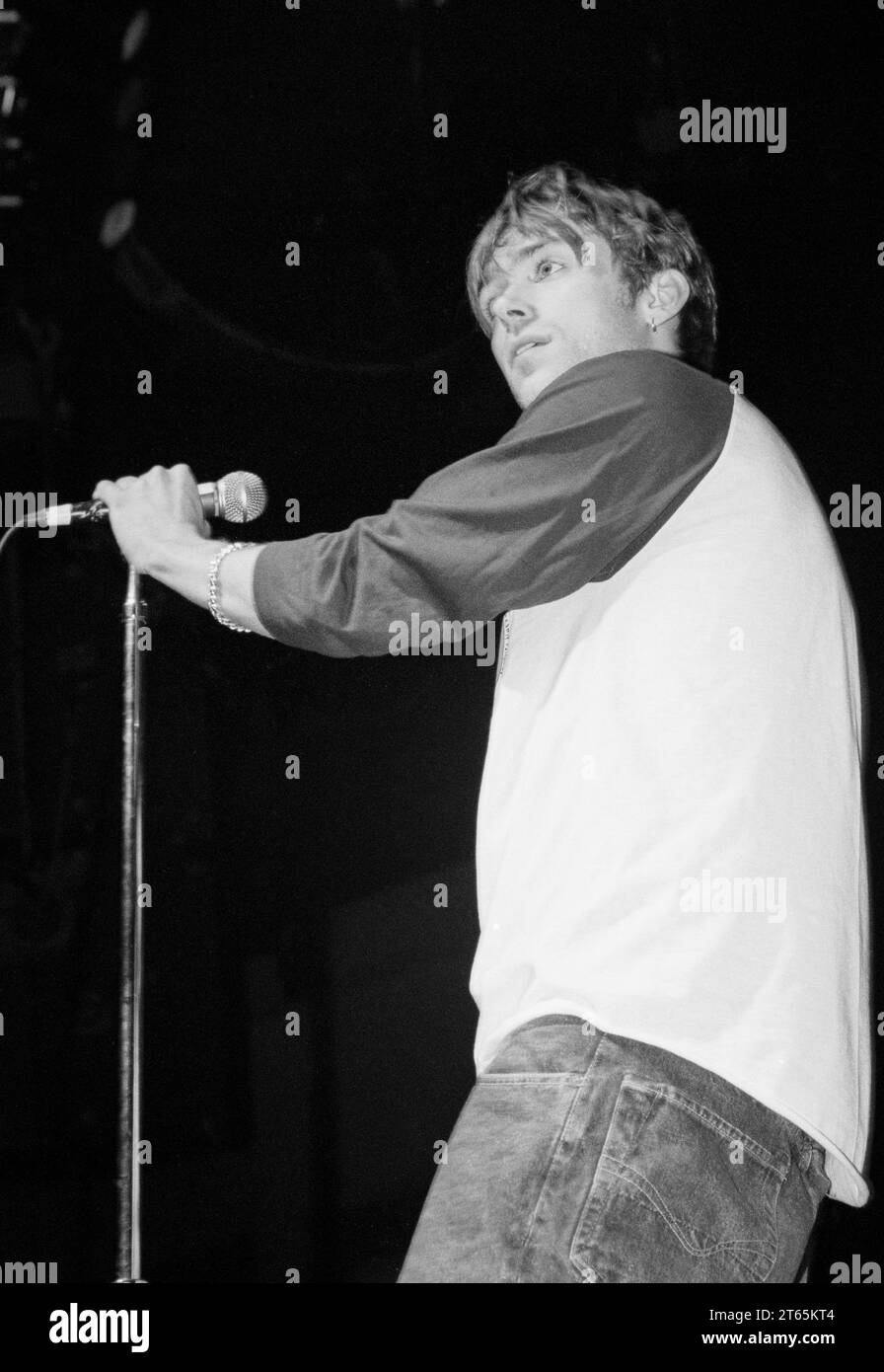 DAMON ALBARN, BLUR, 1995: Damon Alban, der Sänger von Blur auf dem Höhepunkt der Britpop-Mania, kurz nachdem Country House Oasis am 5. Dezember 1995 in der Cardiff International Arena in Wales, Großbritannien an die Spitze der Charts geschlagen hatte. Foto: Rob Watkins Stockfoto