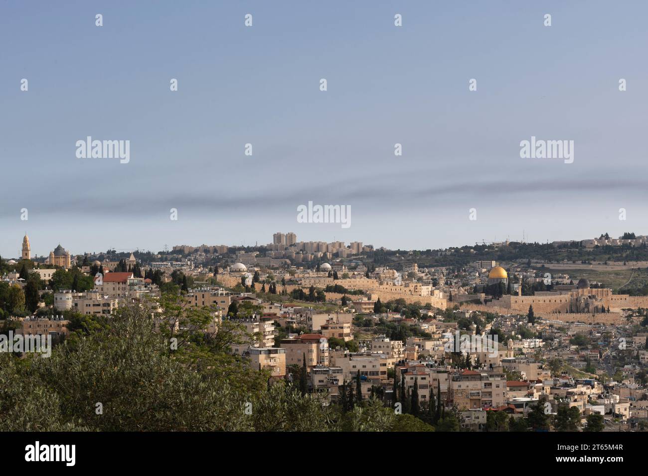 Ein atemberaubender Blick auf die alte Altstadt von Jerusalem, ihre Mauern, Häuser, Synagogen und Moscheen und den Tempelberg, mit Blick nach Norden vom Armo Stockfoto