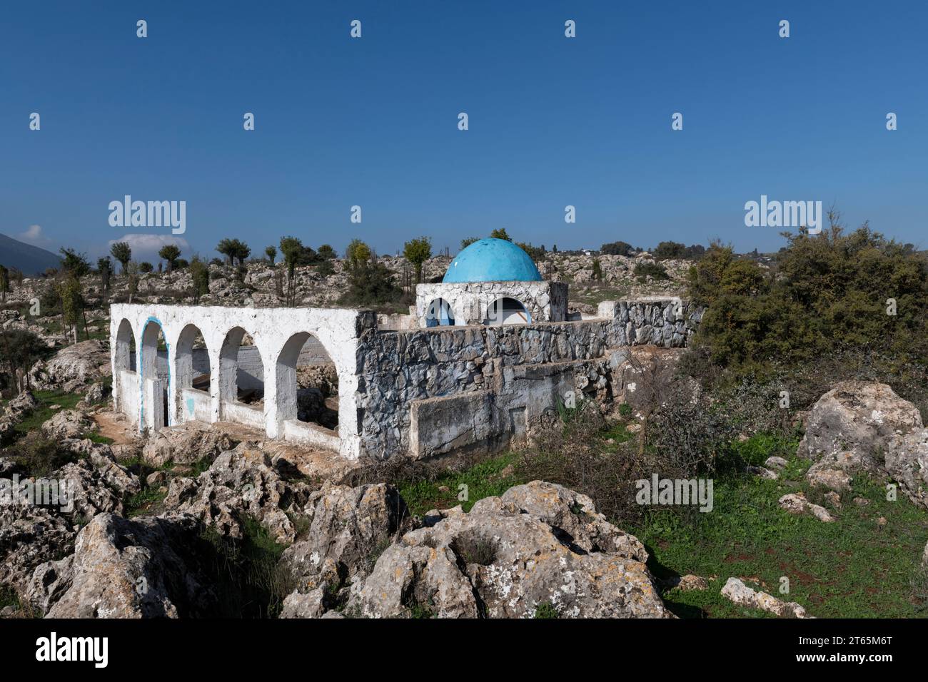 Grabmal des Rabbiners Bana'Ah HaAmora, eines Gelehrten aus der talmudischen Ära, auf einem Hügel in den Bergen bei Tzfat in Galiläa im Norden Israels Stockfoto