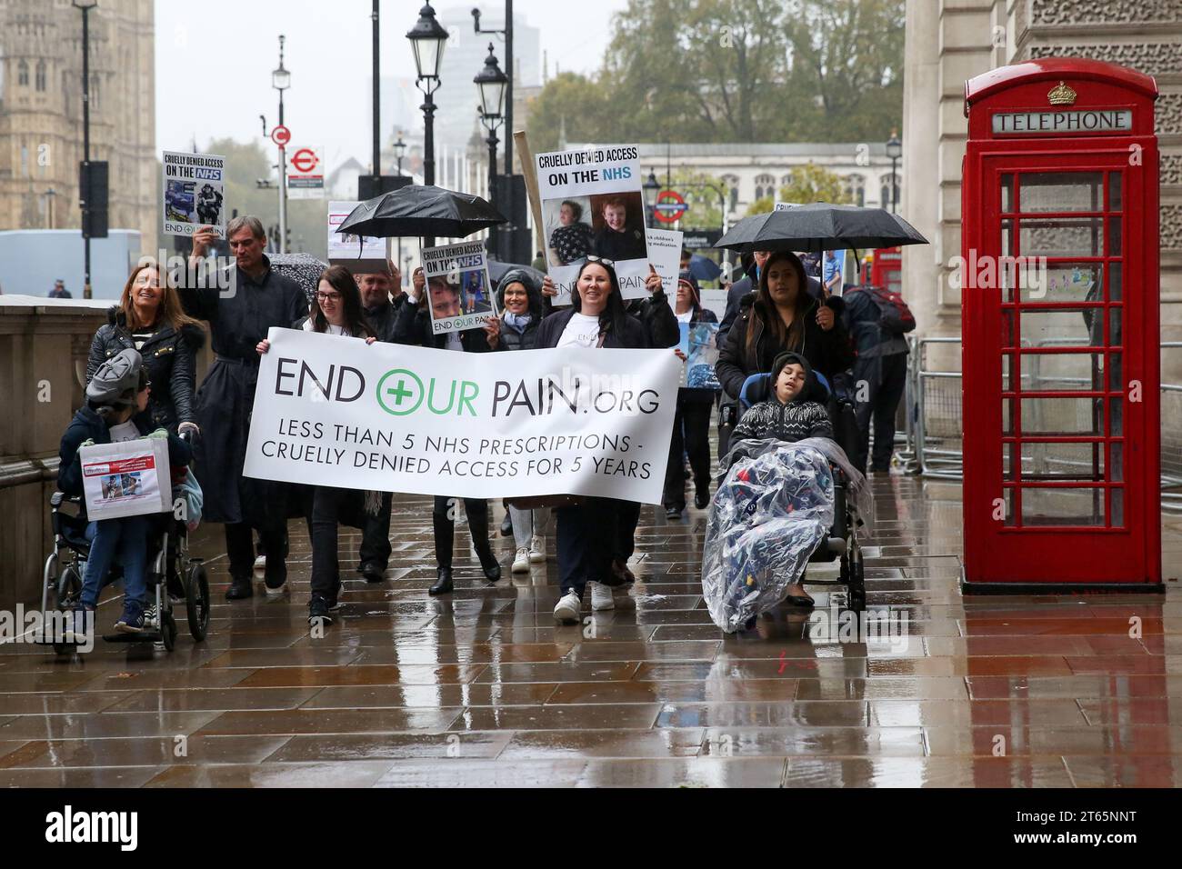 Unterstützer von The End Our Pain Campaign marschieren in Westminster während der Demonstration, die im Namen von Patienten, die für eine Lizenz für die Verwendung von medizinischem Cannabis kämpfen, fordern. (Foto: Steve Taylor / SOPA Images/SIPA USA) Stockfoto