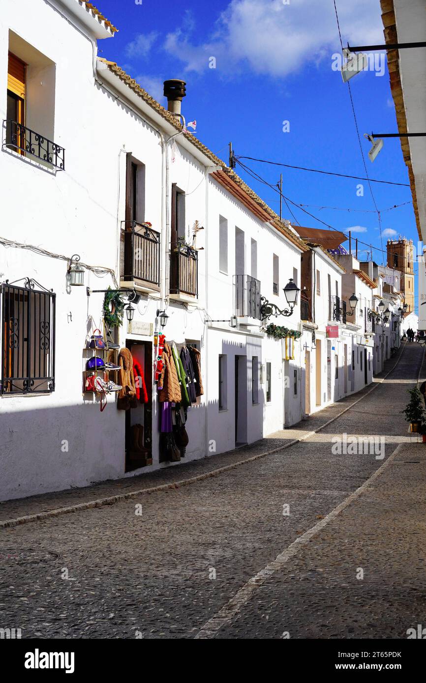 Hauptstraße in der mediterranen weißen Baustadt Altea, Alicante, Spanien Stockfoto