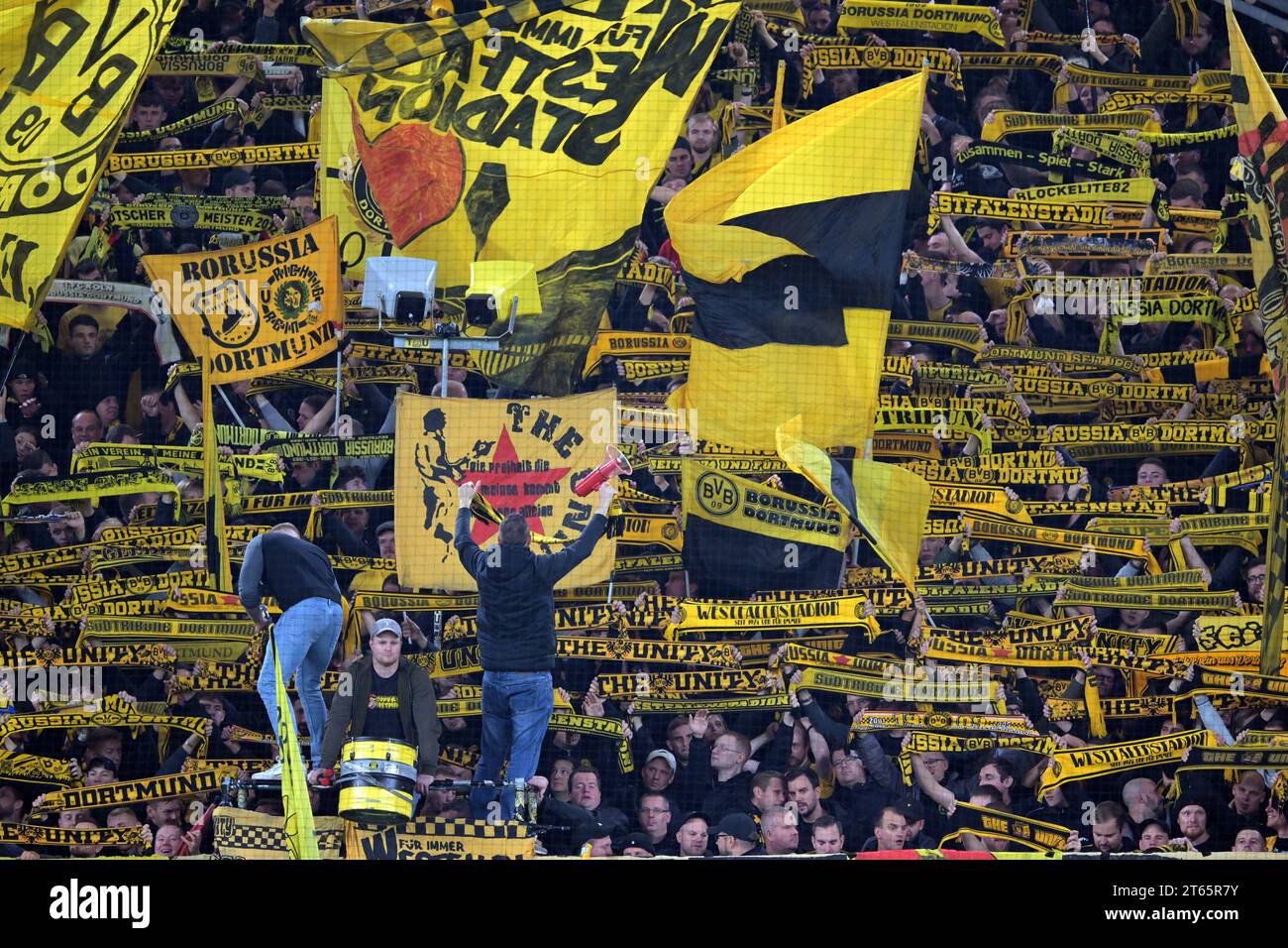 DORTMUND - Borussia Dortmund Fans beim Bundesliga-Spiel zwischen Borussia Dortmund und FC Bayern MŸnchen im Signal Iduna Park am 4. November 2023 in Dortmund. ANP | Hollandse Hoogte | GERRIT VAN COLOGNE Stockfoto