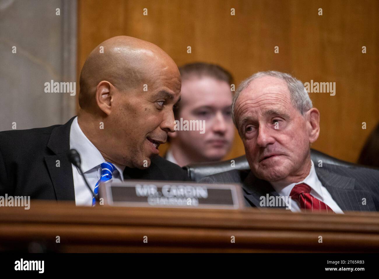 US-Senator Cory Booker Democrat of New Jersey, links, plaudert mit US-Senator Jim Risch Republican von Idaho, ranghohes Mitglied des US-Senatsausschusses für auswärtige Beziehungen, während einer Anhörung des Senatsausschusses für auswärtige Beziehungen, um die nationalen Sicherheitsinteressen der USA in der Ukraine zu untersuchen. im Dirksen Senate Office Building in Washington, DC, Mittwoch, 8. November 2023. Copyright: XRodxLamkeyx/xCNPx/MediaPunchx Stockfoto