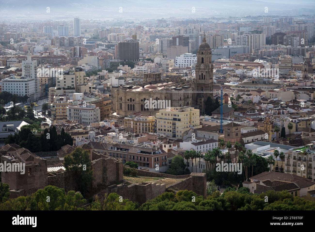 Málaga, Spanien - 27. November 2022: Aus der Vogelperspektive auf das Zentrum von Malaga mit der Kathedrale und den Wohngebäuden Stockfoto