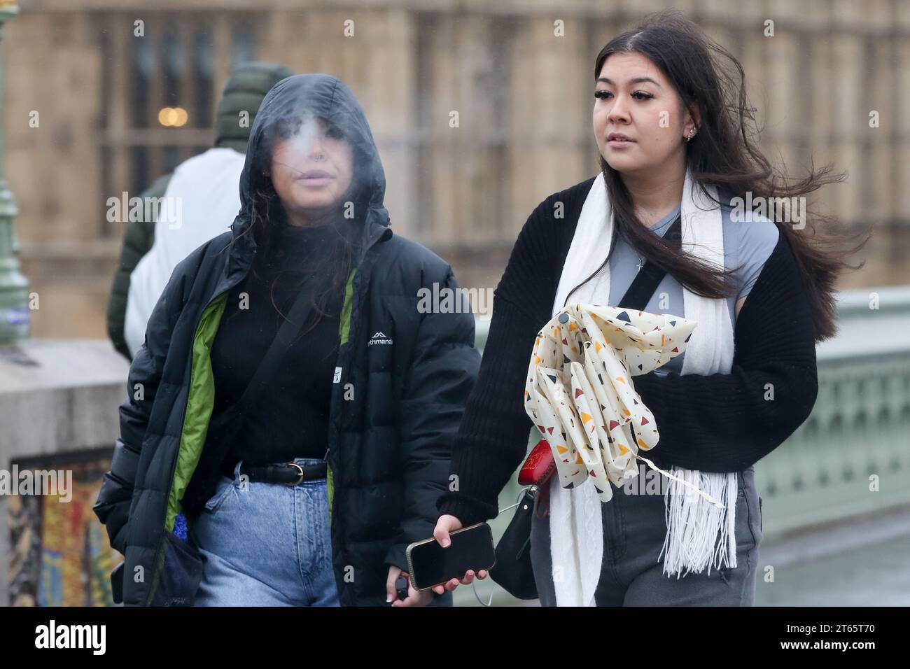 Eine junge Frau, die im Zentrum Londons Vape raucht. Nach Plänen, die in der Rede des Königs enthüllt wurden, könnten Vapes besteuert werden, um die Preise in die Höhe zu treiben und sie für Jugendliche weniger attraktiv zu machen. Stockfoto