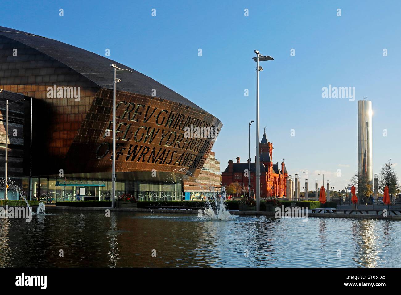 Das Millennium Centre, Cardiff Bay. Theater, Konzerthalle und Heimstadion der Welsh National Opera. (WNO). Vom November 2023. Herbst Stockfoto
