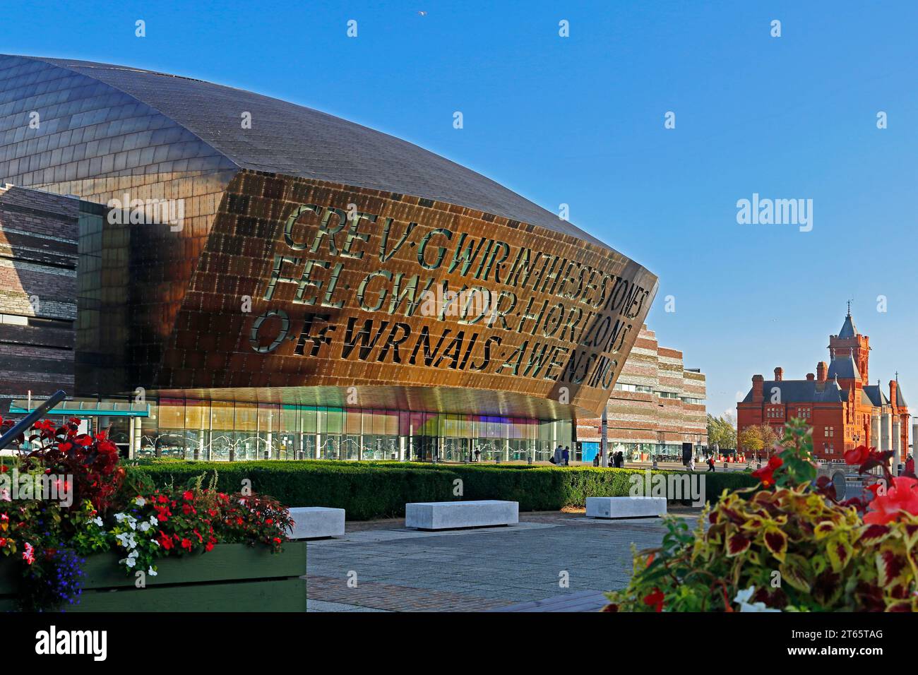 Das Millennium Centre, Cardiff Bay. Theater, Konzerthalle und Heimstadion der Welsh National Opera. (WNO). Vom November 2023. Herbst Stockfoto