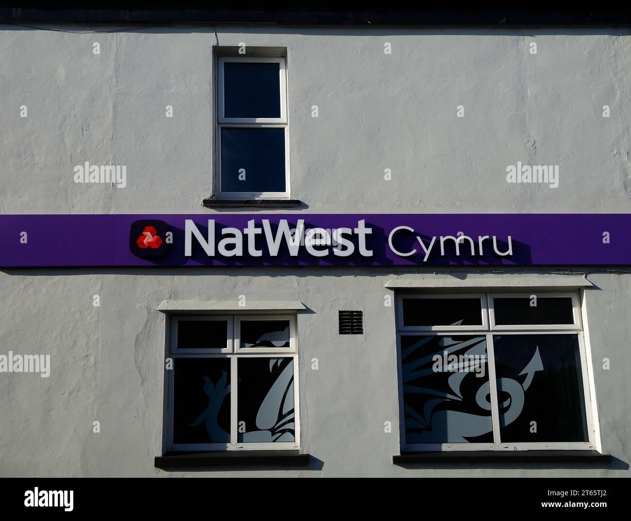 NatWest Cymru-Schild und -Logo mit Drachendesign am Fenster, auf der Seite des Gebäudes, Canton, Cardiff. Vom November 2023. Herbst. Stockfoto