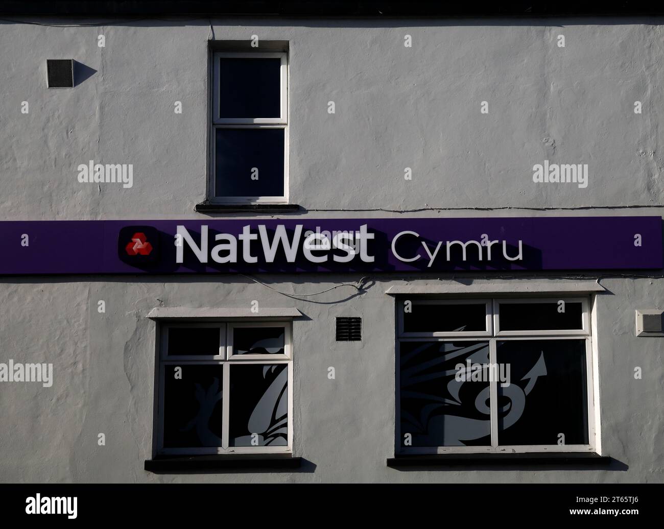 NatWest Cymru-Schild und -Logo mit Drachendesign am Fenster, auf der Seite des Gebäudes, Canton, Cardiff. Vom November 2023. Herbst. Stockfoto