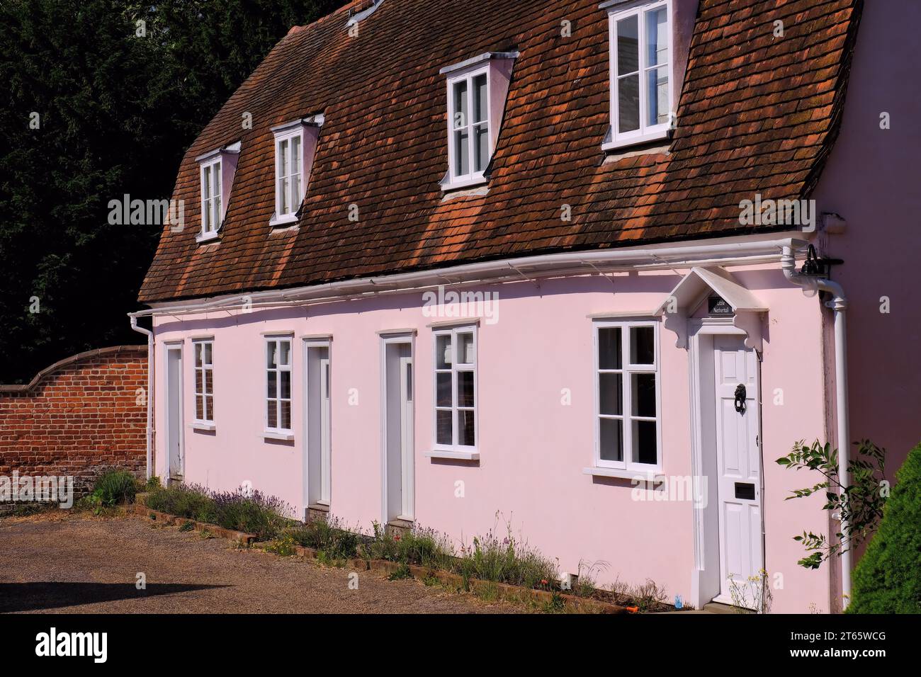 Dedham: Farbenfroher Little Netherhall in Princel Lane, Dedham Village, Essex, England, Großbritannien Stockfoto