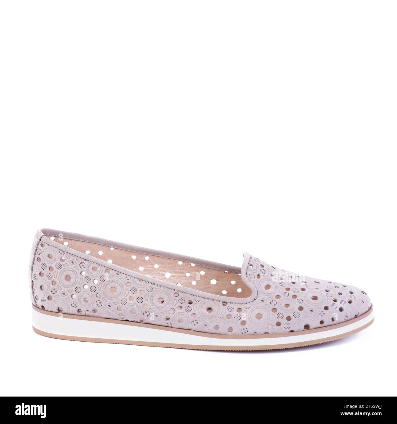 Bequemer Slip-on aus grauem Leder für Damen mit Prägung und Perforation isoliert auf weißem Hintergrund mit Kopierraum. Einkaufs- und Einzelhandelskonzept. F Stockfoto