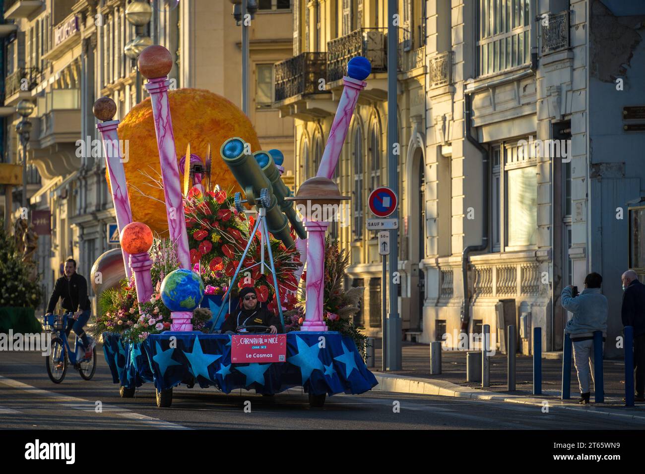 Nizza, Frankreich - 11. Februar 2023: Karnevalskutsche auf der Küstenstraße von Nizza, Frankreich Stockfoto