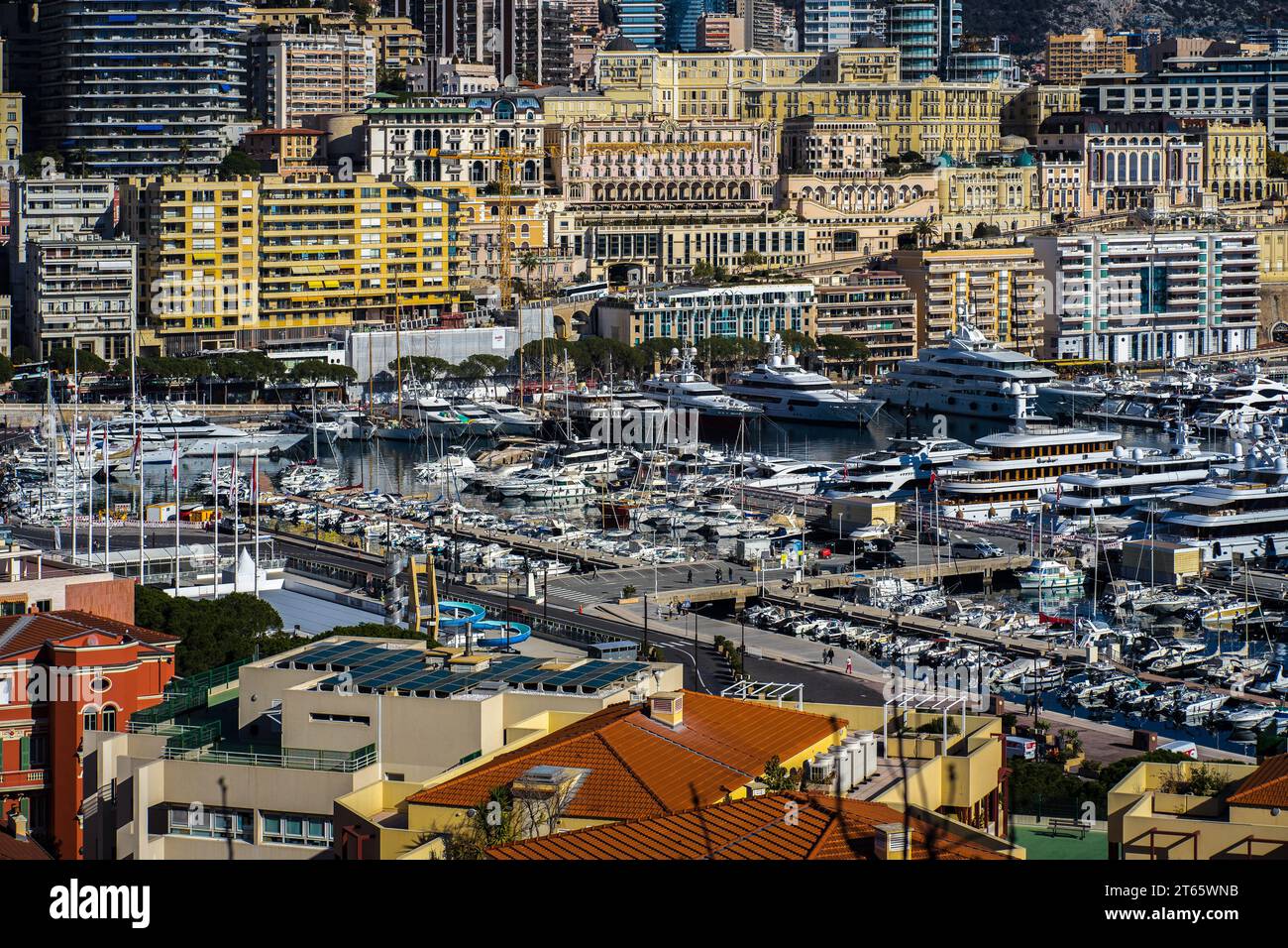 Monaco, 12. Februar 2023: Monte Carlo Tapete mit Hafendetails und Luxusyachten auf dem Meer Stockfoto