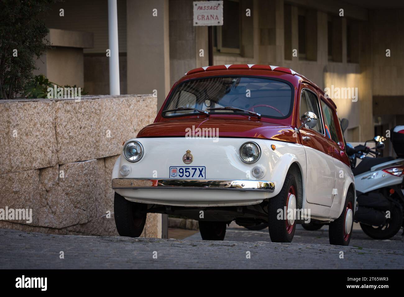 Monaco - 12. Februar 2023: Kleiner rot-weißer Fiat 500 Parkplatz in Monaco Stockfoto