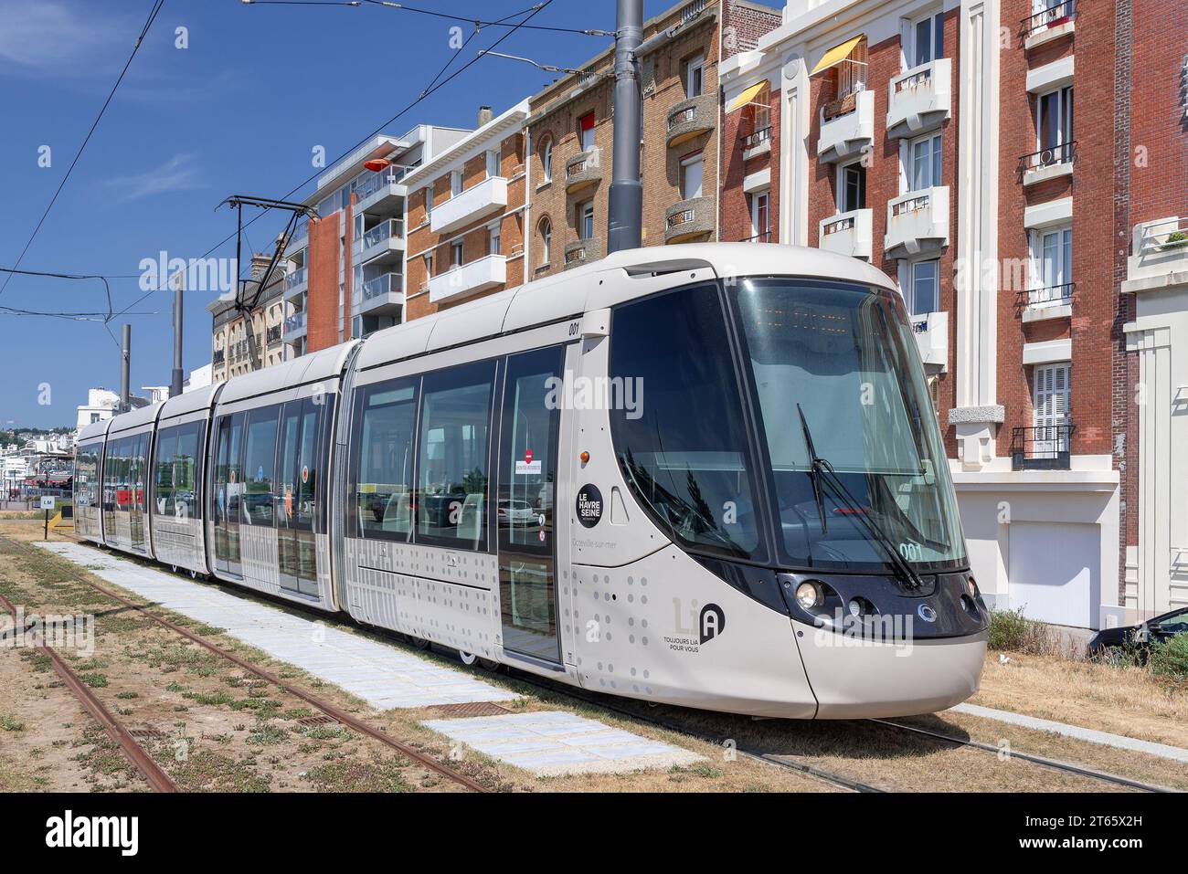 Le Havre, Frankreich - Beige Straßenbahn Alstom Citadis 302 in einer Straße von Le Havre. Stockfoto