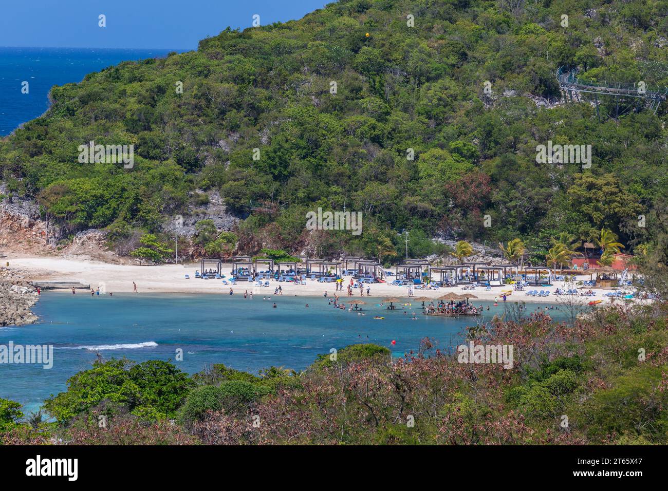 Kreuzfahrtpassagiere an der schwimmenden Bar am Adrenaline Beach auf der privaten Küstenhalbinsel Labadee, Haiti Stockfoto
