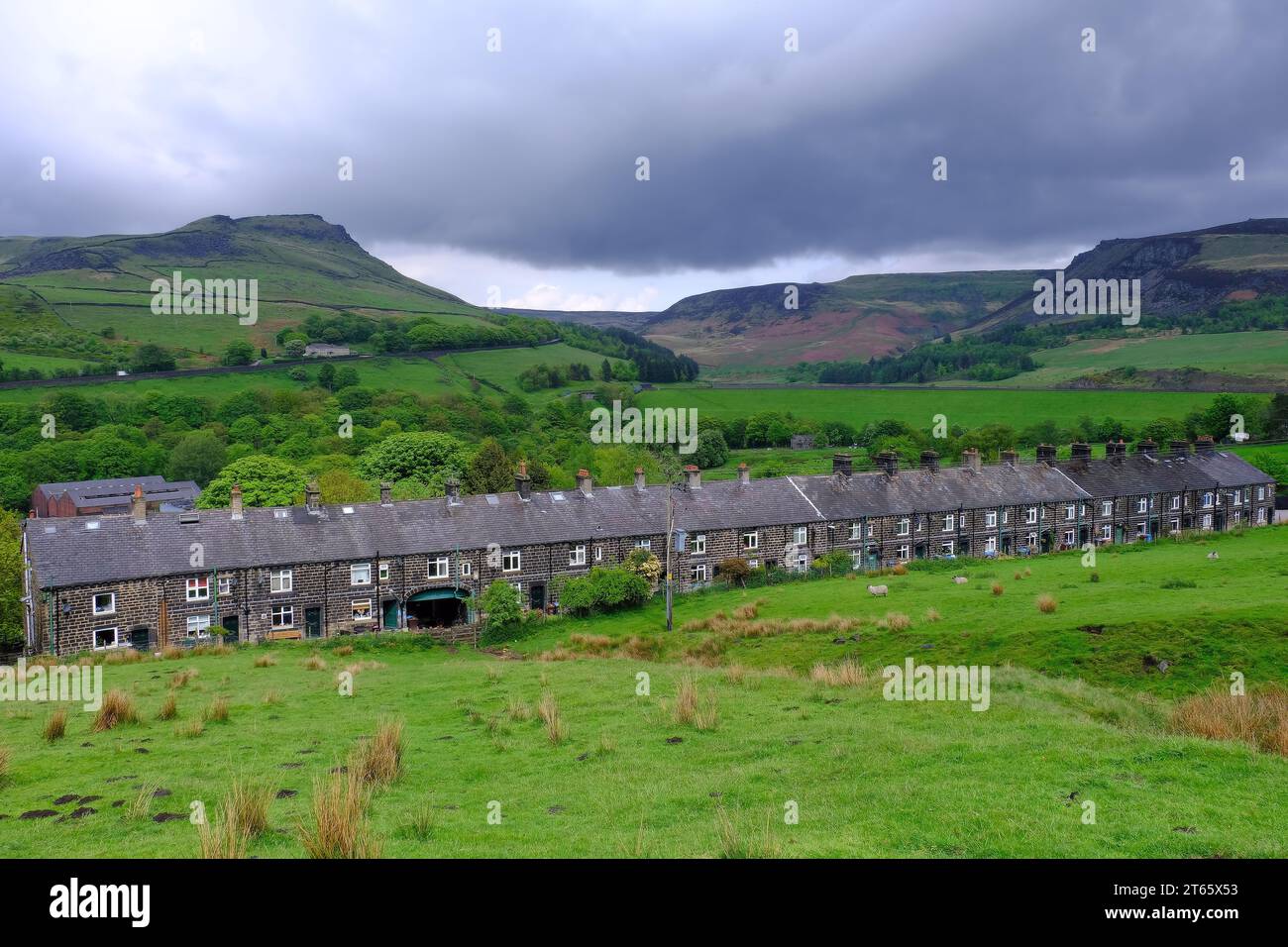 Greenfield: Hey Top Mill Workers’ Cottages (Forty Row) in Bradbury’s Lane bei Huddersfield in Kirklees, South Pennines, West Yorkshire, England, Großbritannien Stockfoto