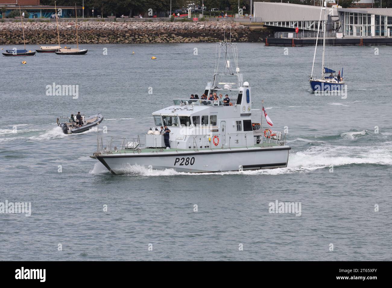 Das schnelle Küstenpatrouillenboot der Royal Navy HMS DASHER (P280) kommt aus dem Hafen Stockfoto