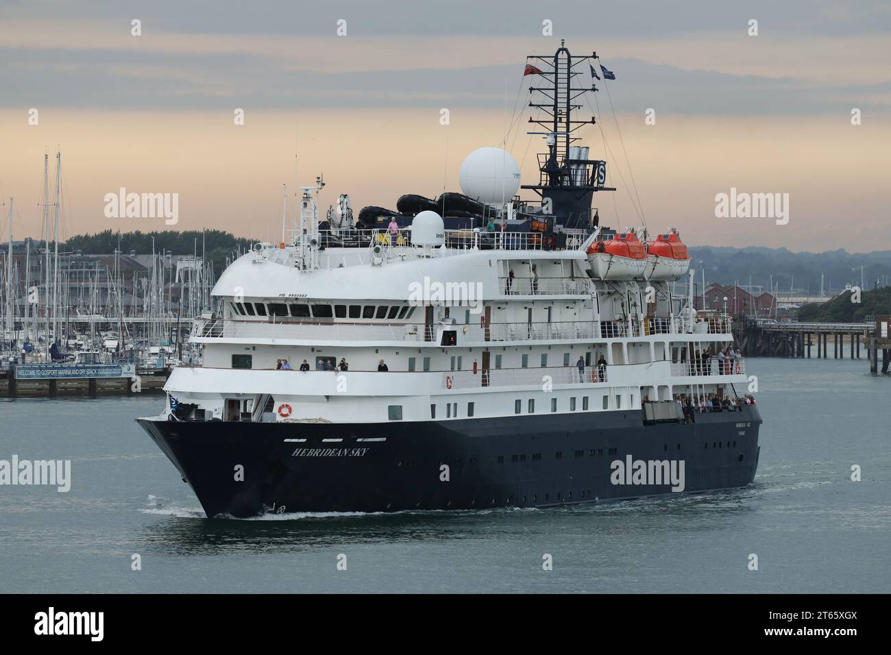Das Noble Caledonia Kreuzfahrtschiff MS HEBRIDEAN SKY verlässt den Hafen Stockfoto