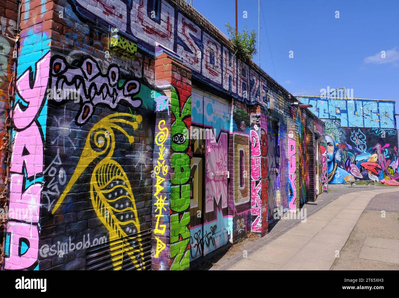 Kingsland: Bunte Street Art (Graffiti) am Hertford Union Canal in Kingsland, East London, England, Großbritannien Stockfoto