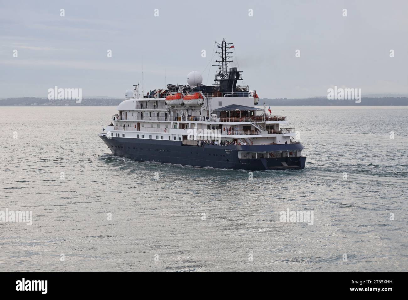 Das kleine Kreuzfahrtschiff MS HEBRIDEAN SKY verlässt den Hafen und fährt in die Solent Stockfoto
