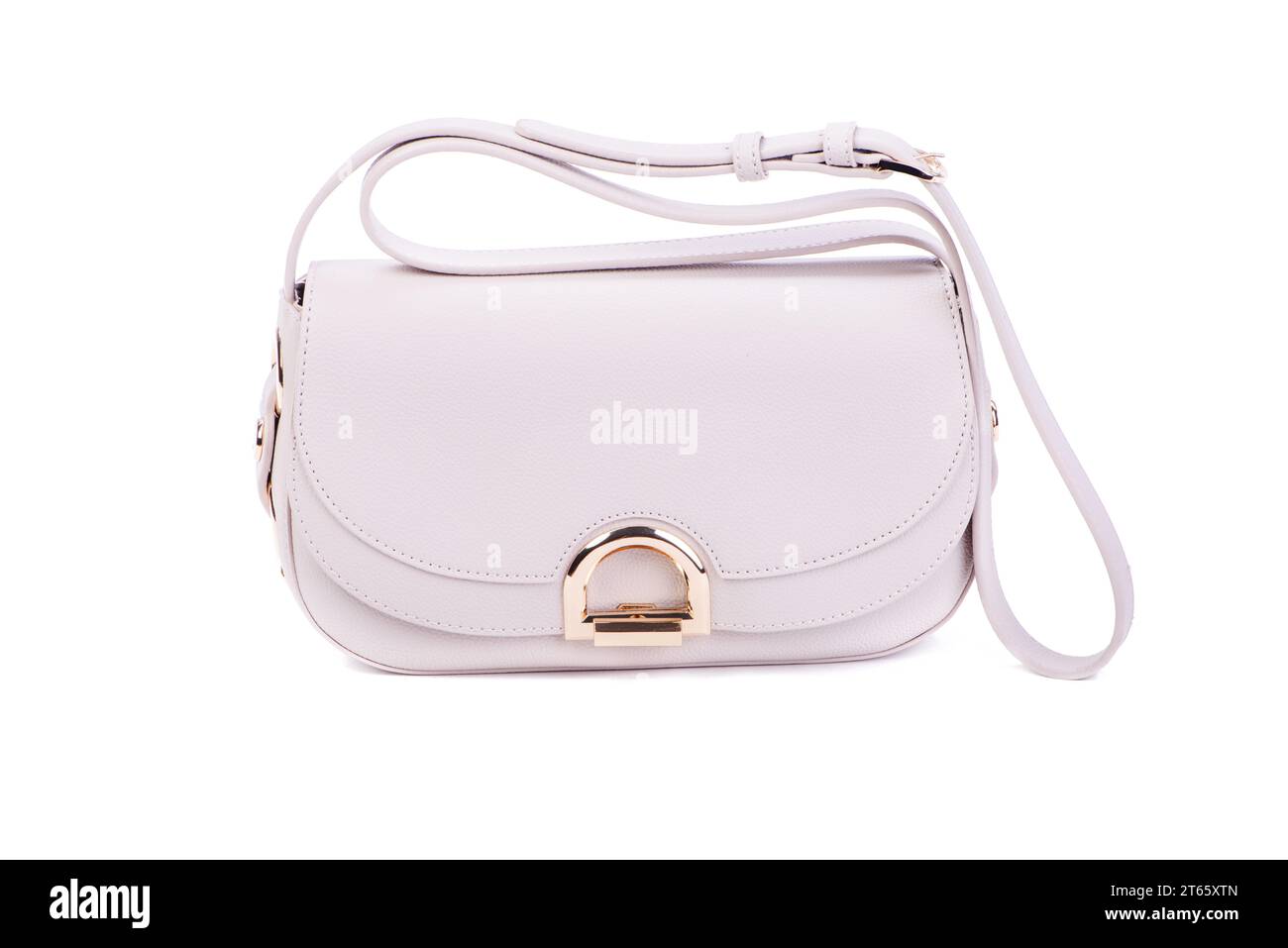 Trendige weiße weibliche Satteltasche isoliert auf weißem Hintergrund. Poster für das Outlet-Marketing. Vielseitiges Zubehör. Stilvolles, modisches Minimali Stockfoto