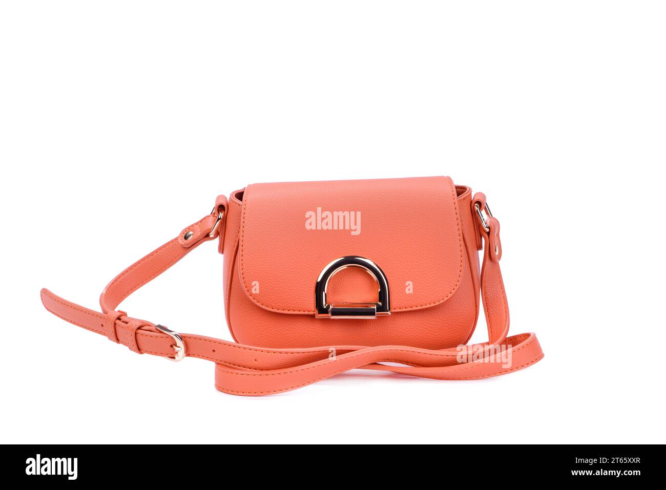 Stilvolle orangefarbene Satteltasche für Damen isoliert auf weißem Hintergrund. Poster für das Outlet-Marketing. Vielseitiges Zubehör. Stilvolle, modische Minima Stockfoto