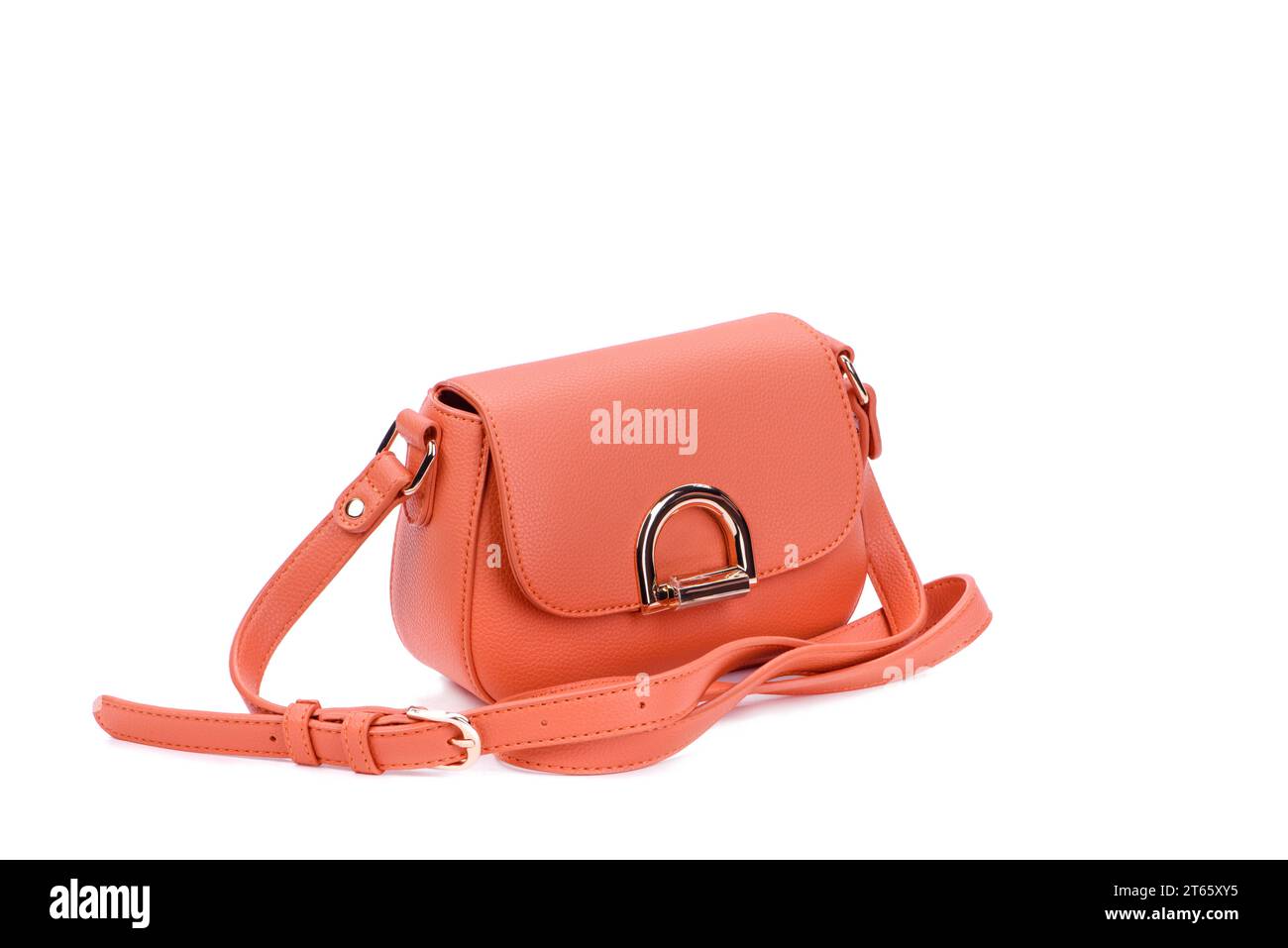 Neue orange weibliche Satteltasche isoliert auf weißem Hintergrund. Poster für das Outlet-Marketing. Vielseitiges Zubehör. Eleganter, modischer Minimalismus Stockfoto