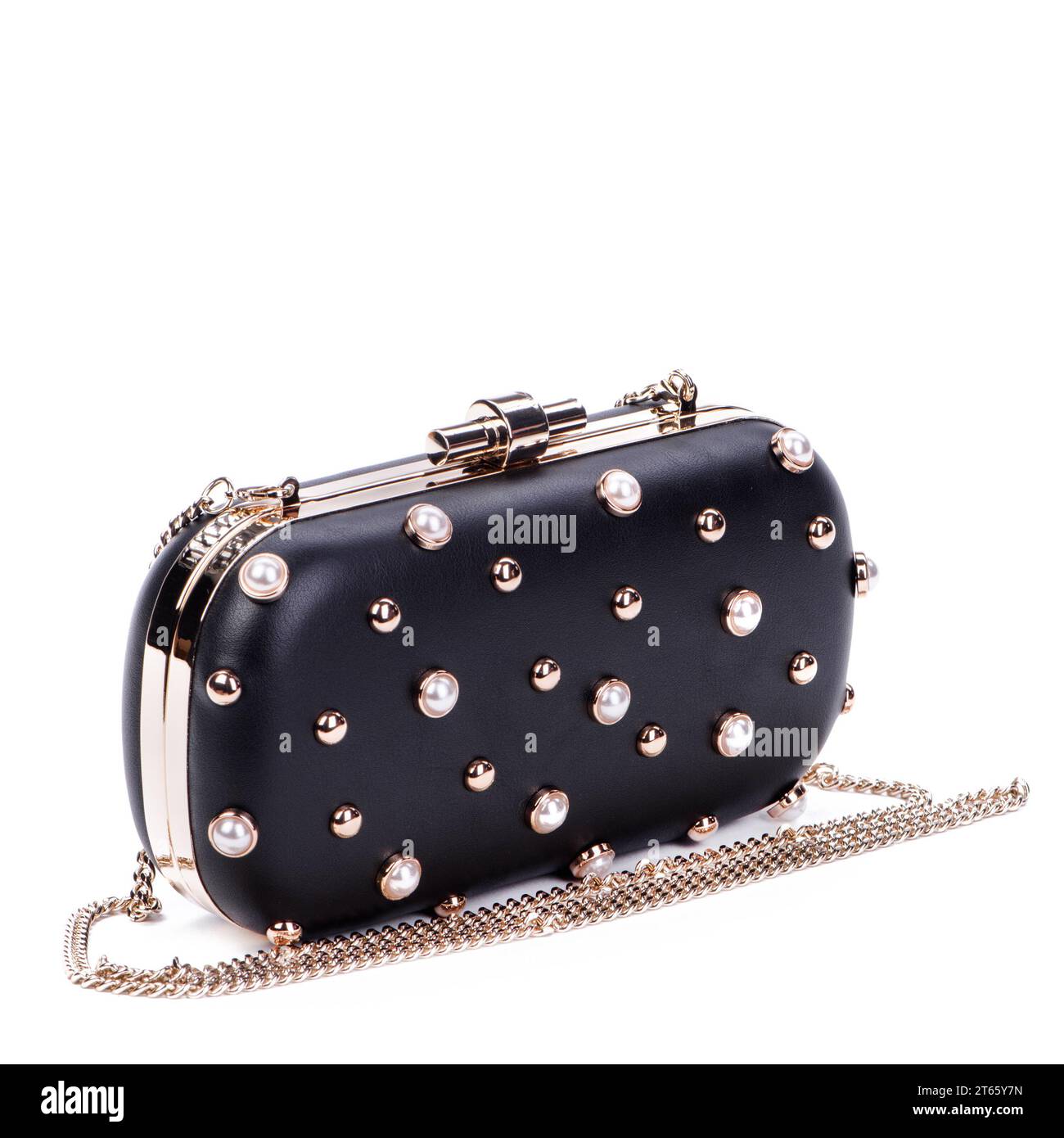 Moderne glamouröse schwarze lange Kette Clutch Tasche für Frauen, verziert mit Gold Metall und Perlennieten isoliert auf weißem Hintergrund isoliert auf weißem Ba Stockfoto