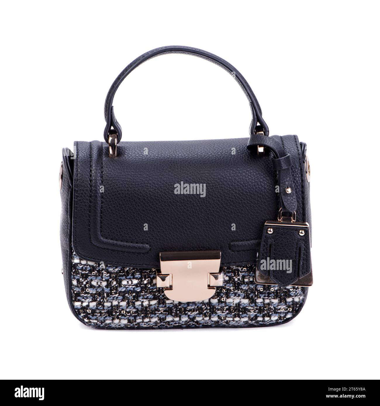 Moderne Damentasche mit Obergriff aus schwarzem Leder und mehrfarbigem Textil, mit Metallverschluss und -Etikett auf weißem Hintergrund. Fashi Stockfoto