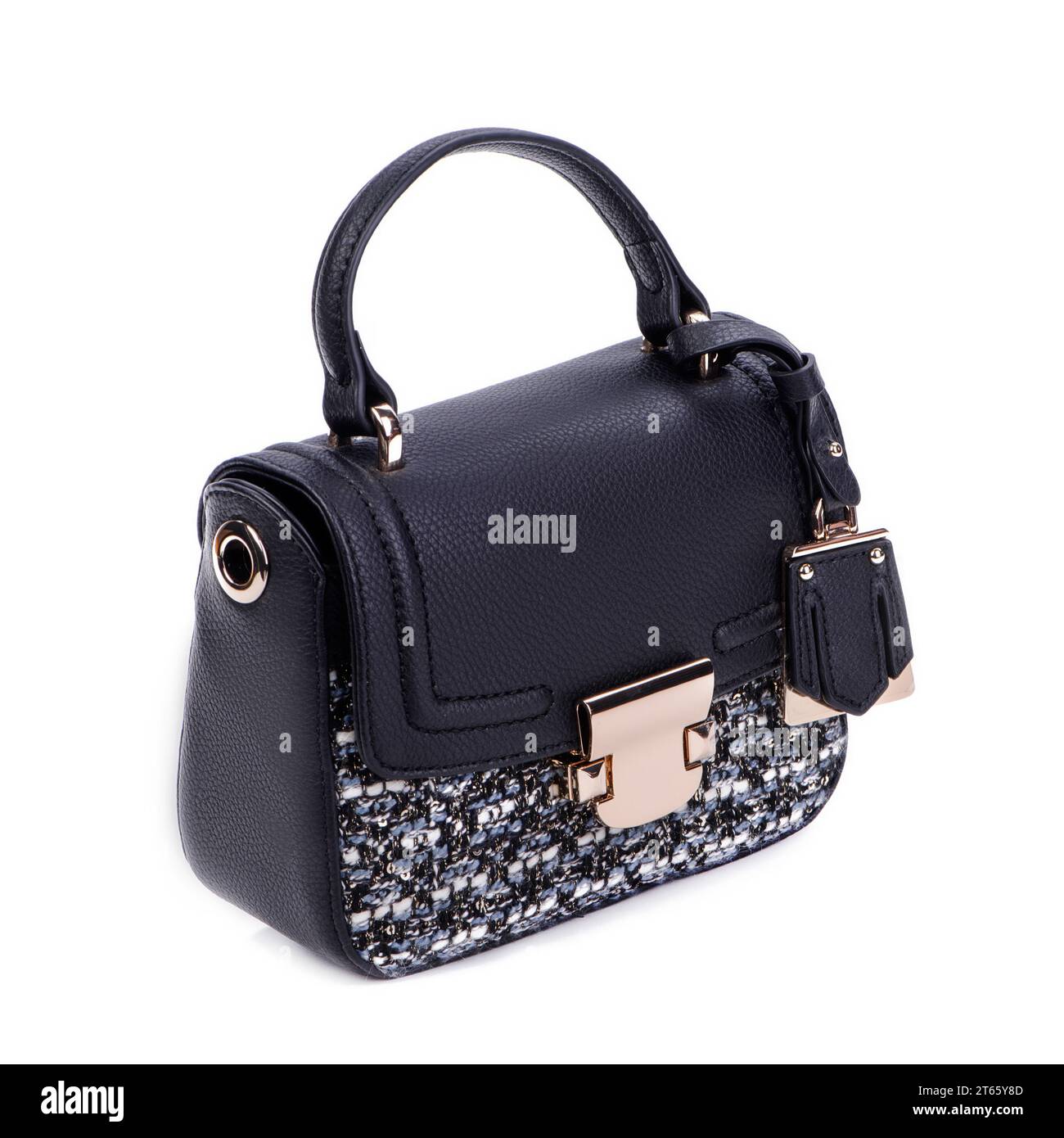 Stilvolle Damenbörse aus schwarzem Leder und mehrfarbigem Textil, mit Metallverschluss und -Tag isoliert auf weißem Hintergrund. Modetrend oder b Stockfoto