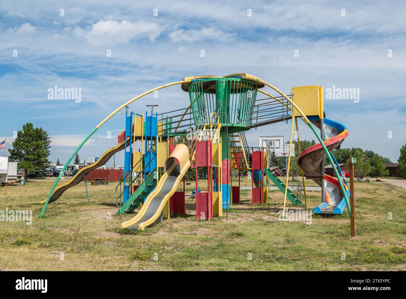 Farbenfrohe alte klassische Spielplatzausrüstung auf der Terry Bison Ranch in Wyoming Stockfoto