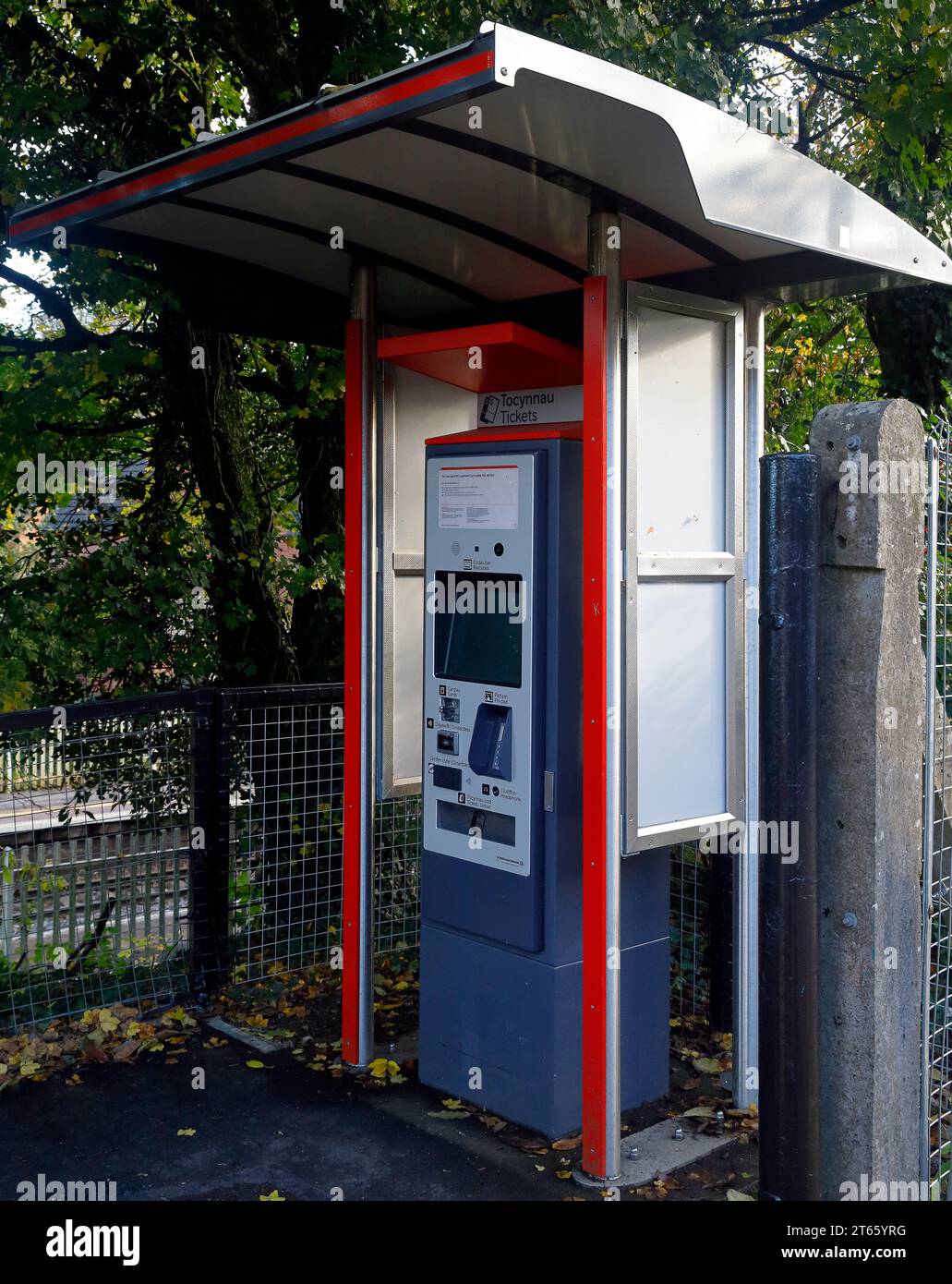 Automatisierter Ticketautomat am Eingang zu einem kleinen unbemannten Bahnhof in der Nähe von Cardiff. Vom November 2023. Herbst Stockfoto