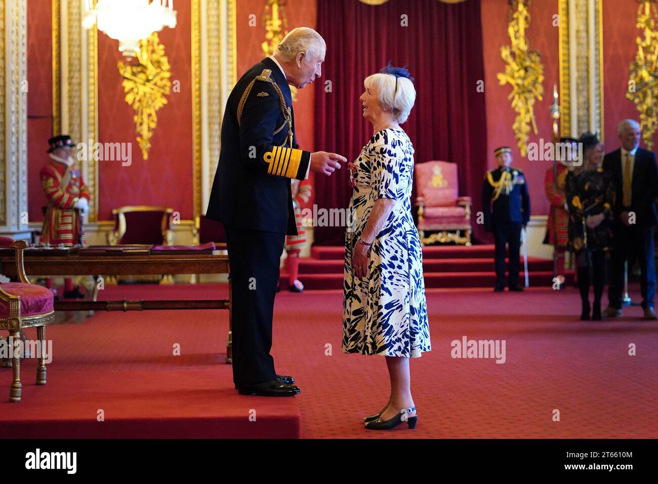 Die CAPTON wurde von König Karl III. Im Londoner Buckingham Palace zum Mitglied des Order of the British Empire ernannt. Die Ehre würdigt Verdienste um Familien der Opfer rechtswidriger Tötungen. Bilddatum: Mittwoch, 8. November 2023. Stockfoto