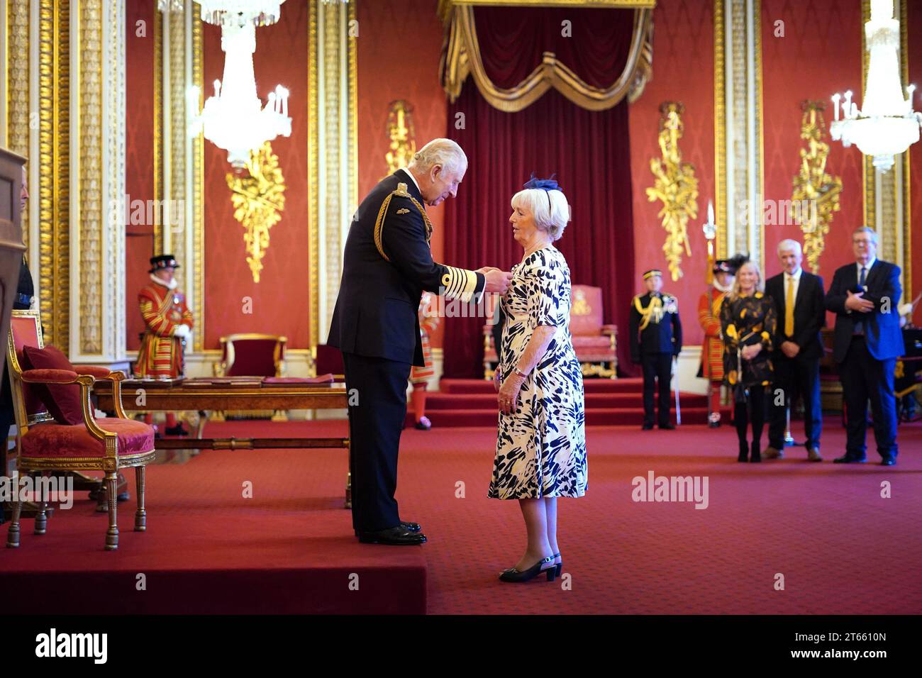 Die CAPTON wurde von König Karl III. Im Londoner Buckingham Palace zum Mitglied des Order of the British Empire ernannt. Die Ehre würdigt Verdienste um Familien der Opfer rechtswidriger Tötungen. Bilddatum: Mittwoch, 8. November 2023. Stockfoto