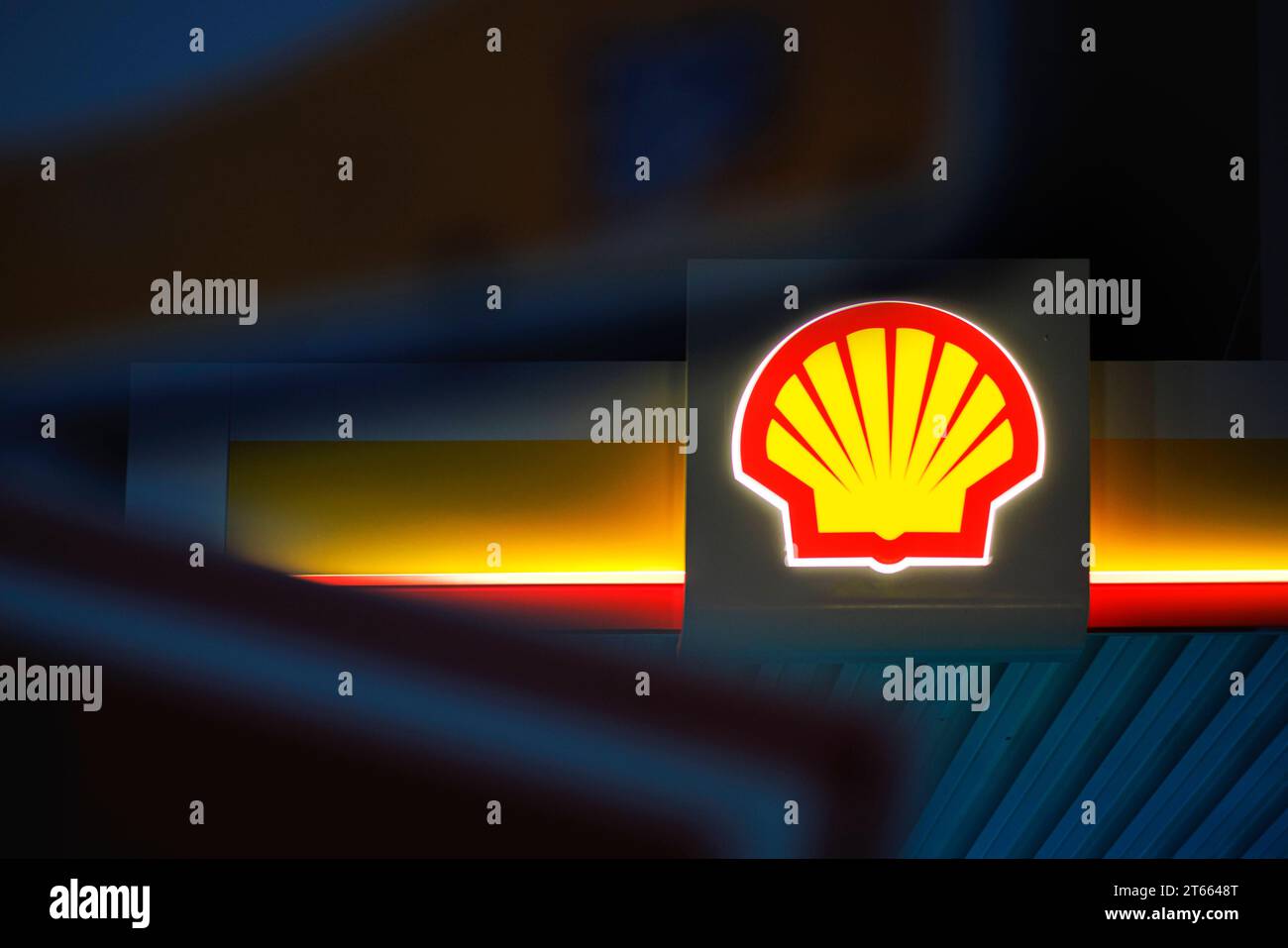 Logo der Firma Shell das Logo der Erdgasunternehmen Shell plc Aktiengesellschaft in der Nacht. *** Firmenlogo Shell das Logo des Erdgasunternehmens Shell plc Aktiengesellschaft bei Nacht Credit: Imago/Alamy Live News Stockfoto